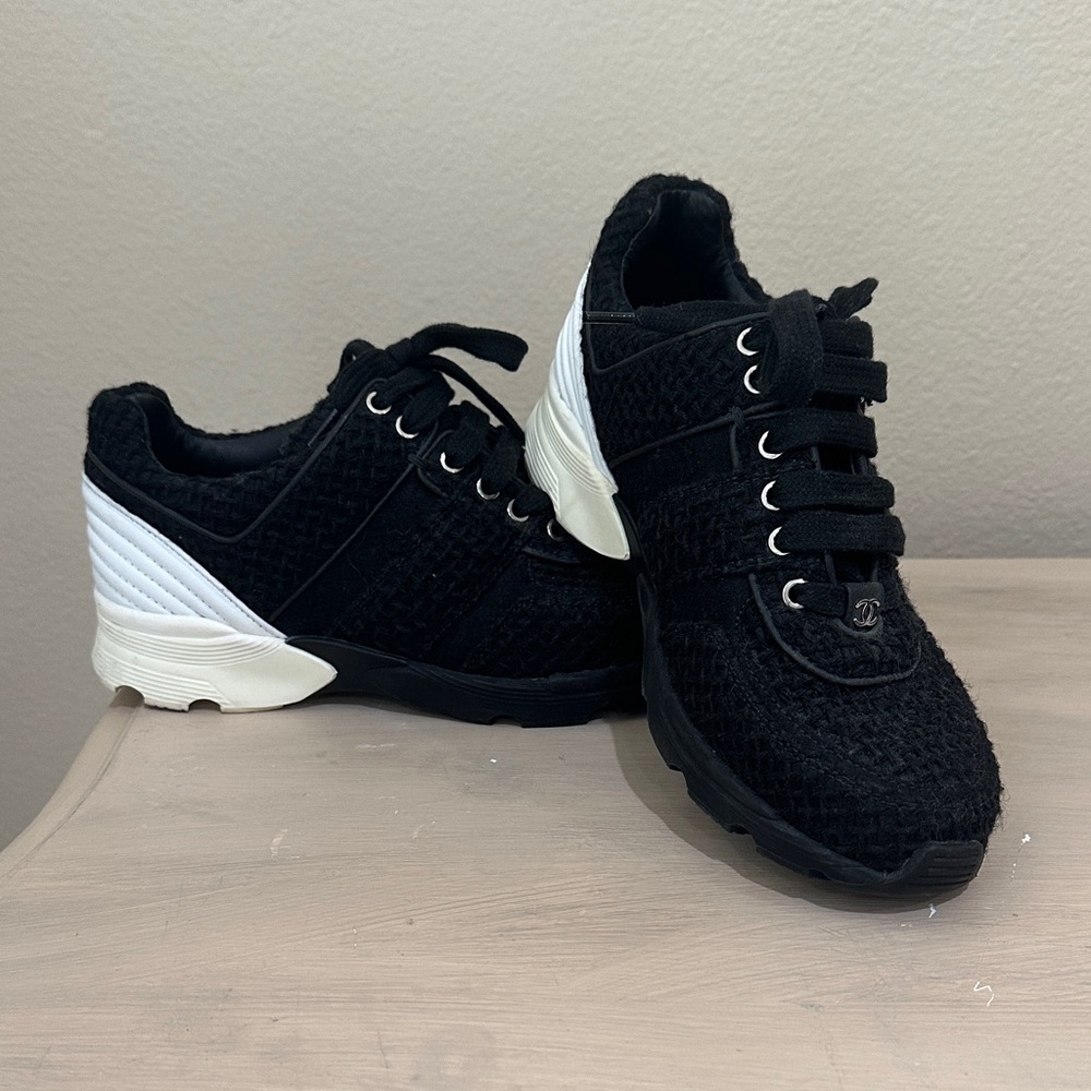 CHANEL Black/White Tweed And Leather CC Low Top Sneakers